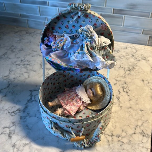 DOLL in a suitcase box with a set of dresses - Picture 2 of 15